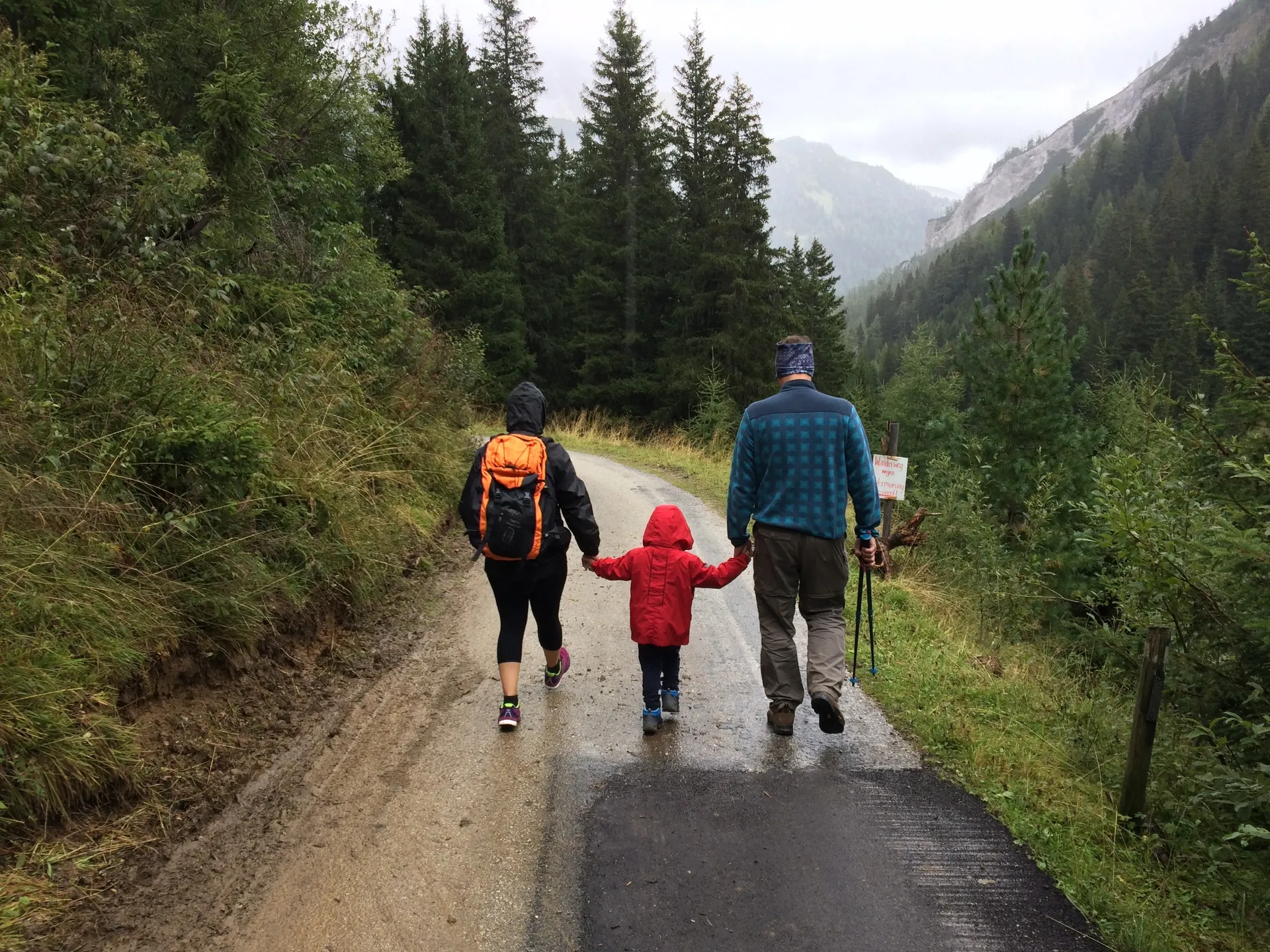 familj med omstartslån går i skogen på en väg